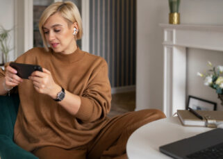 Chica con smartphone